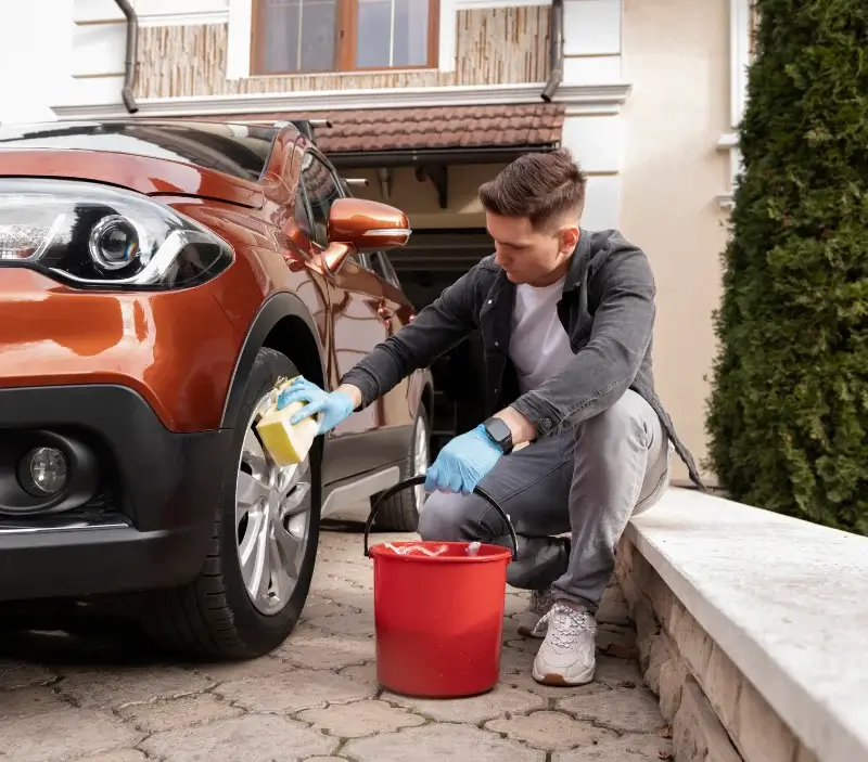 Lavage auto à domicile Ordiarp : professionnel intervenant sur un véhicule